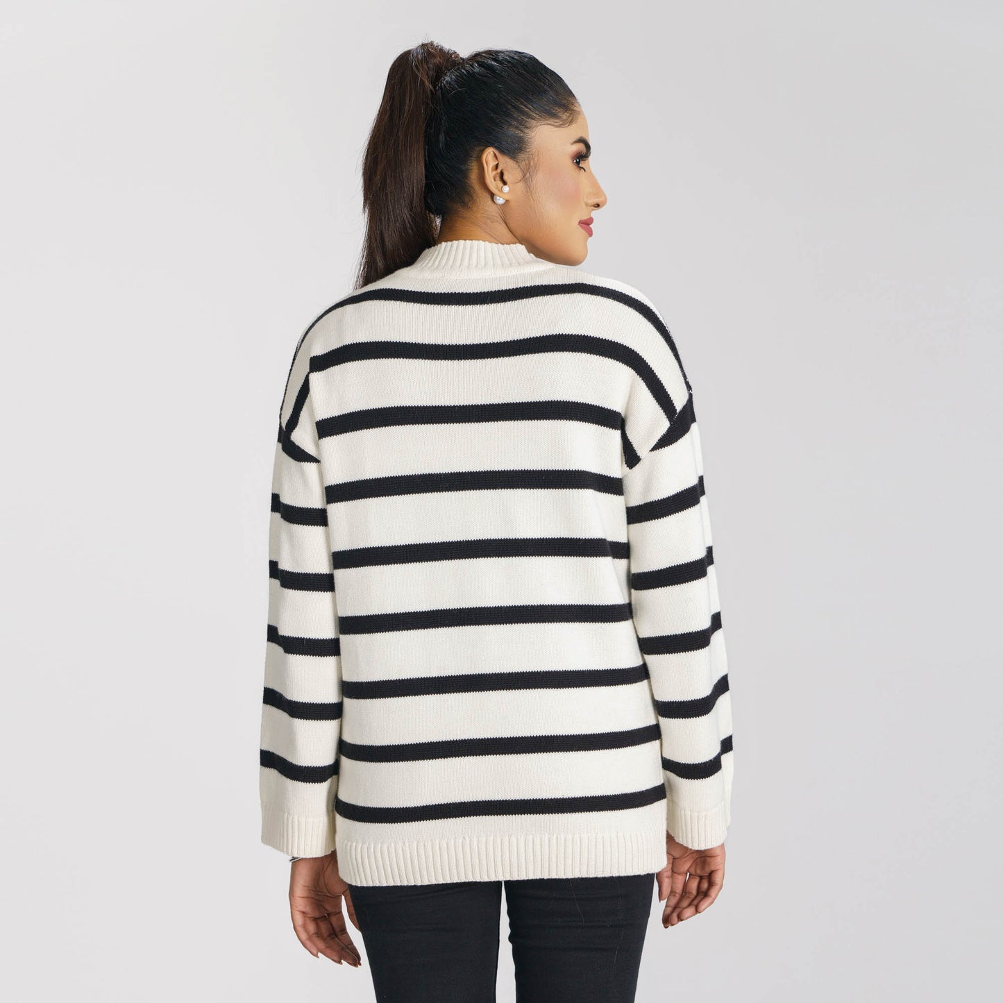 Women’S Black & White Pullover