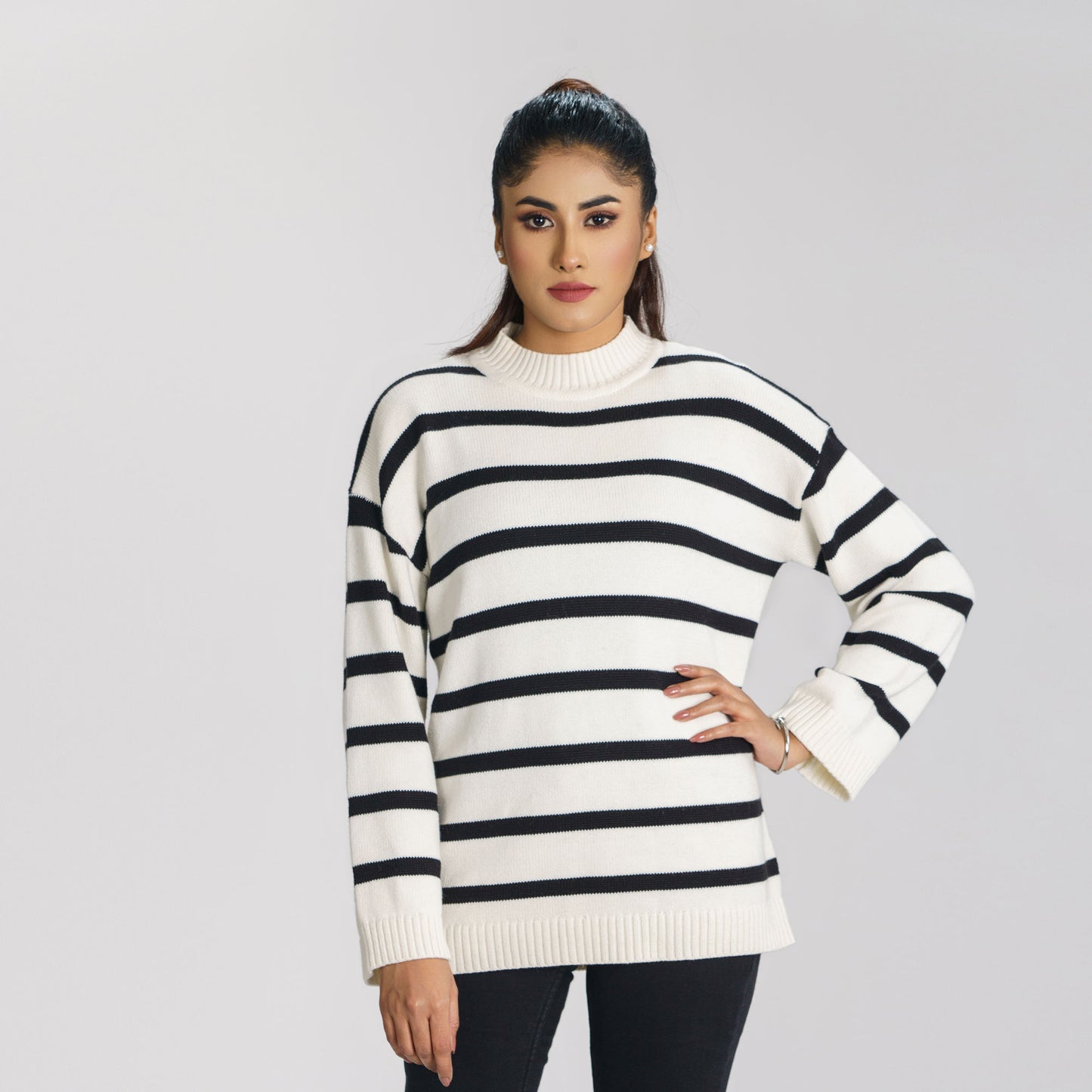 Women’S Black & White Pullover